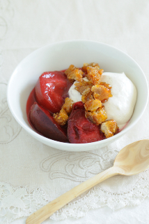 Caramel Crumbs with plums and cream fresh ideas