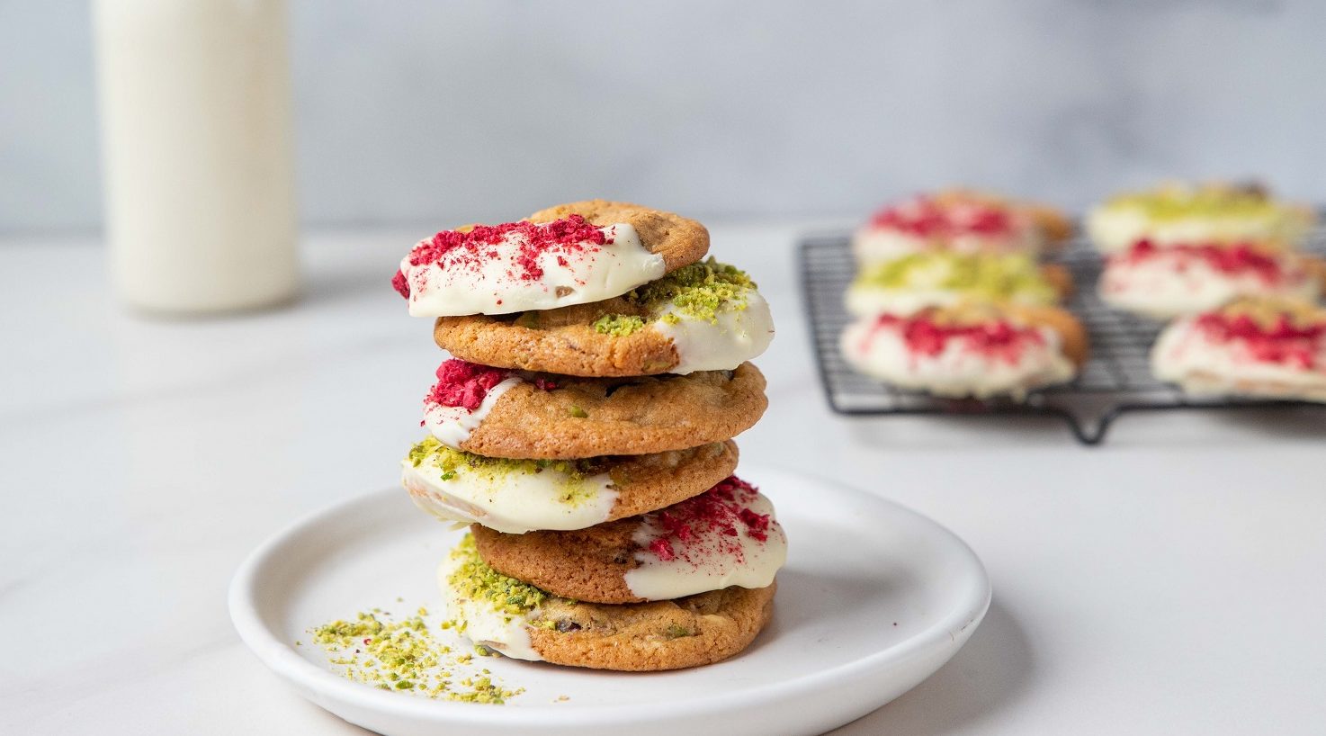 6 cookies stack on a white round plate