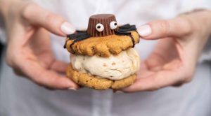 Halloween recipes - cookie ice cream sandwich with a spider topping