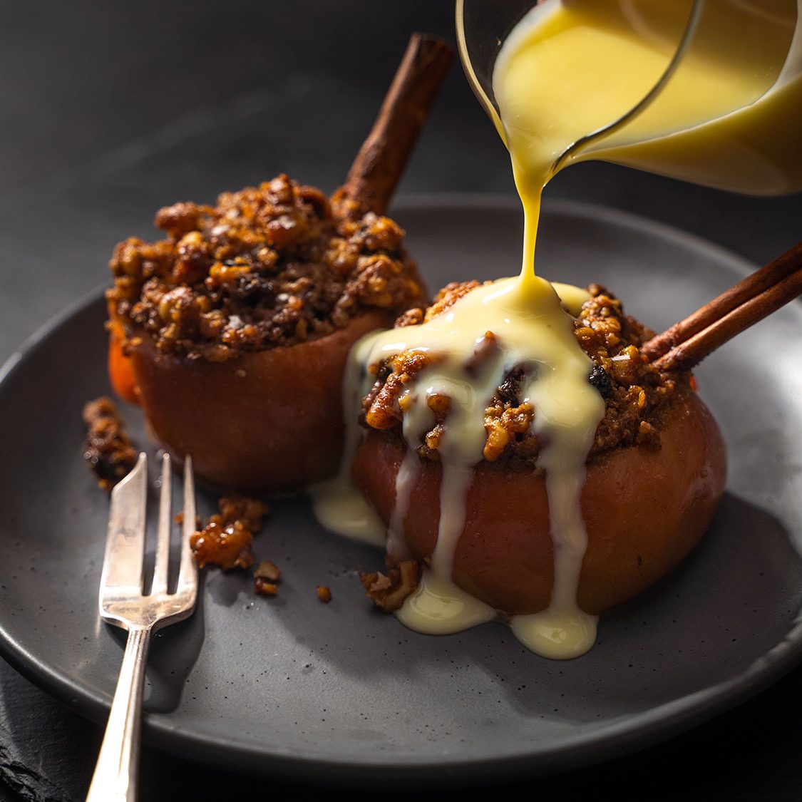 Baked apples with walnuts and raisins