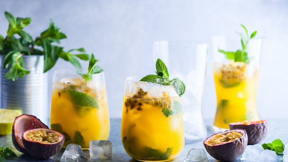 Passion,Fruit,Lemonade,Garnished,With,Lime,And,Mint